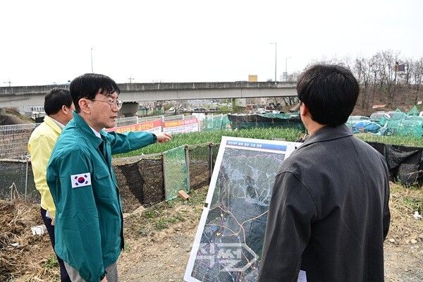 대구 동구 하천·계곡 주변 불법 점용시설 현장점검 실시 모습. [대구 동구청]