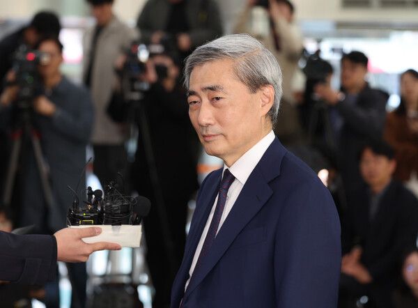 신현송 한국은행 총재 후보자가 31일 서울 중구 한화금융플라자에 마련된 인사청문회 준비 사무실로 출근하며 취재진의 질문을 듣고 있다. [연합뉴스]