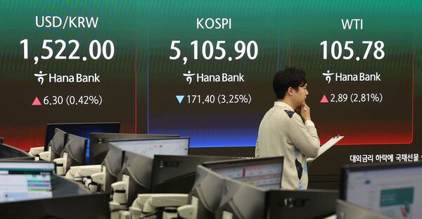 31일 서울 중구 하나은행 딜링룸 모습. [연합뉴스]