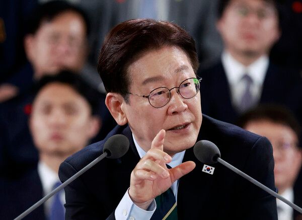 이재명 대통령이 30일 제주한라대학교 한라컨벤션센터에서 열린 타운홀미팅 '제주의 마음을 듣다'에서 발언하고 있다. [연합뉴스]