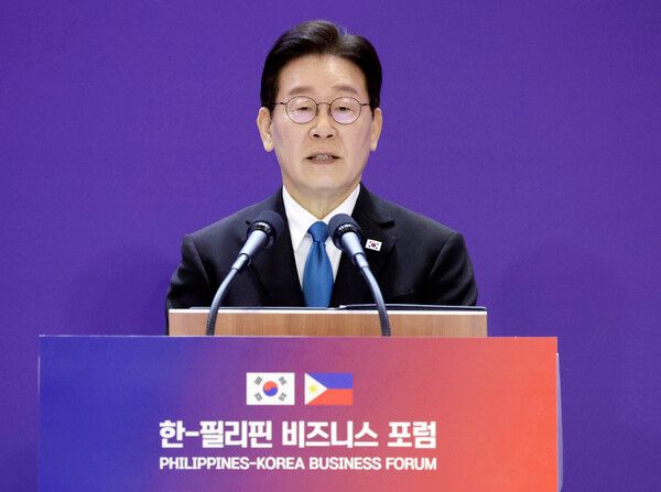 이재명 대통령이 4일 필리핀 마닐라 콘래드 호텔에서 열린 한-필리핀 비즈니스 포럼에서 발언하고 있다.[연합뉴스]