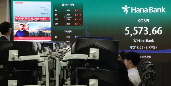 4일 서울 중구 하나은행 딜링룸 모습. [연합뉴스]