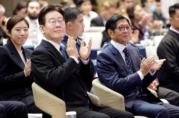 이재명 대통령과 페르디난드 마르코스 필리핀 대통령이 4일 마닐라 콘래드 호텔에서 열린 한-필리핀 비즈니스 포럼에서 참석자 발언을 듣고 있다. [연합뉴스]