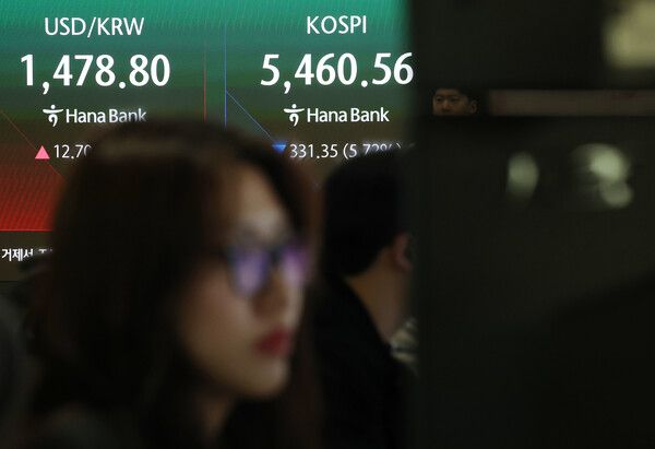 4일 서울 중구 하나은행 딜링룸 모습. [연합뉴스]