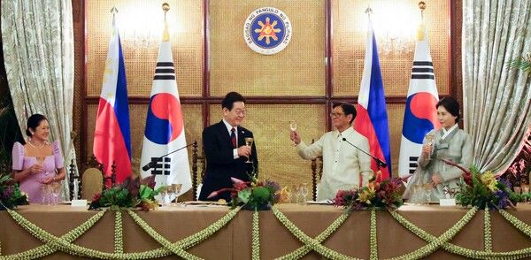 이재명 대통령과 페르디난드 마르코스 필리핀 대통령이 3일 필리핀 마닐라 말라카냥궁에서 열린 국빈방문 공식만찬에서 건배하고 있다. 왼쪽부터 루이즈 아라네타 마르코스 여사, 이재명 대통령, 페르디난드 마르코스 필리핀 대통령, 김혜경 여사. [연합뉴스]