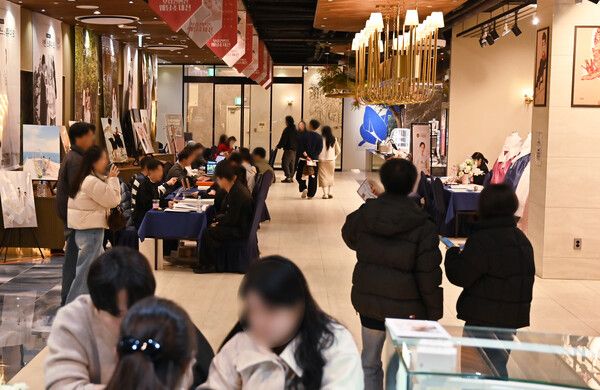 제5회 보람웨딩초대전'에서 예비부부들이 웨딩 파트너사 관계자들로부터 1대1 맞춤 상담을 받고 있다. [보람그룹]