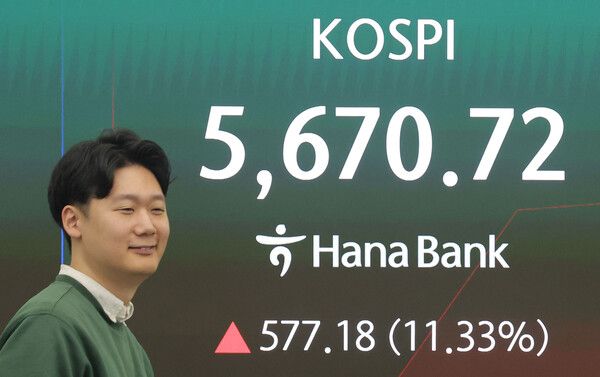 5일 서울 중구 하나은행 딜링룸 모습. [연합뉴스]