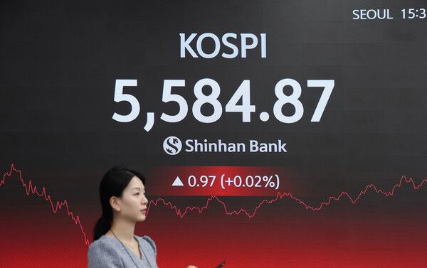 6일 서울 신한은행 본점 딜링룸 모습. [신한은행]