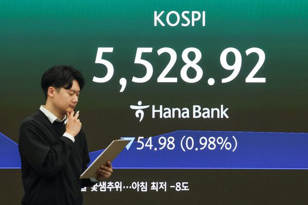 6일 서울 중구 하나은행 딜링룸 모습. [연합뉴스]