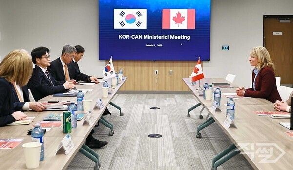 김정관 산업통상부 장관은 5일 (현지시간) 캐나다 온타리오주 윈저에서 LG에너지솔루션의 넥스트스타 에너지 배터리 공장 준공식 참석을 계기로, 멜라니 졸리 캐나다 산업장관과 면담을 갖고, 잠수함 사업과 관련해 산업협력 방안에 대해 논의했다. [산업통상부]