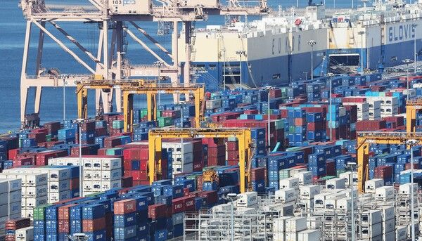 경기도 평택항에 컨테이너 선적장. [연합뉴스]