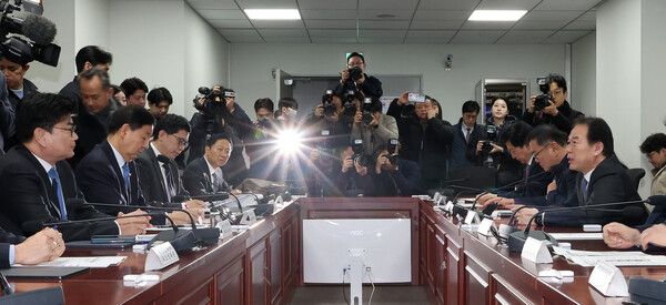 정태호 국회 재정경제기획위원회 더불어민주당 간사(오른쪽)가 6일 국회 의원회관에서 열린 실무협의회에서 인사말을 하고 있다. [연합뉴스]