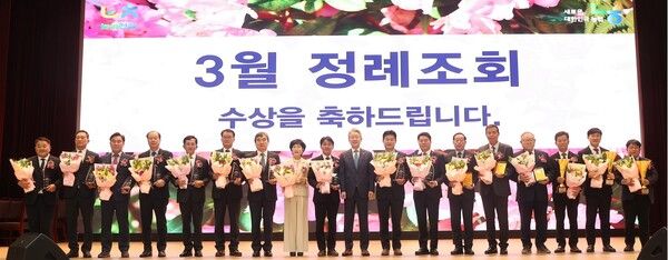 농협은 서울시 중구 농협중앙회 본관에서 ‘2025년 농업경제사업 대상’을 시상했다.(왼쪽부터) 강성민 서진도농협 조합장, 박호연 신김포농협 조합장, 장춘집 김화농협 조합장, 박노대 음성농협 조합장, 조남엽 세도농협 조합장, 박기열 남원농협 조합장, 남정순 영주농협 조합장, 조호남 옥종농협 조합장, 박명종 성산일출봉농협 조합장, 강호동 농협중앙회장, 구본권 아산원예농협 조합장, 최남휴 순천농협 조합장. [농협]