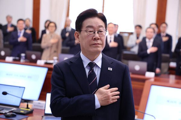 이재명 대통령이 6일 청와대에서 열린 수석보좌관회의에서 국기에 경례하고 있다. [연합뉴스]