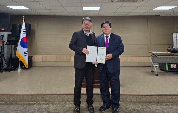 제15대 한국지적발달장애인복지협회 부산협회장에 당선된 박희동 회장이 선거관리위원장으로부터 당선증을 받고 있다. [부산지적발달장애인복지협회]