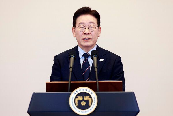 이재명 대통령이 6일 청와대 영빈관에서 열린 2026년 준장 진급 장성 삼정검 수여식에서 격려사를 하고 있다. [연합뉴스]