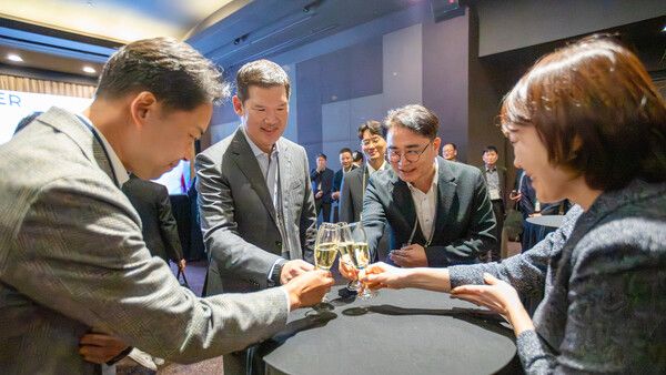 지난해 10월 진행된 GS건설 대표 상생협력행사인 ‘그랑 파트너스 피에스타’에서 허윤홍 GS건설 대표 (사진 왼쪽 두번째)와 협력사 대표들이 의견을 나누고 있다. [GS건설]