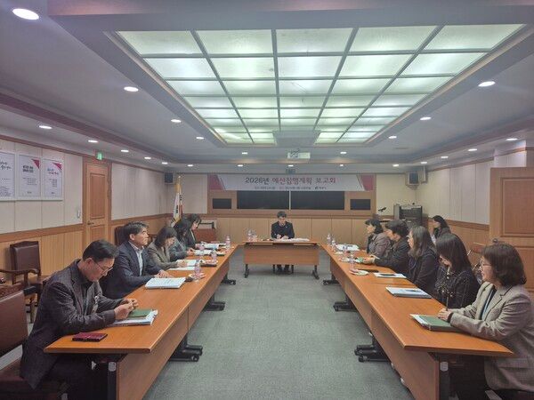 양산시가 ‘2026년 주요사업 예산 집행계획 보고회’를 열고 주요 투자사업 집행 계획을 점검하고 있다. [양산시]