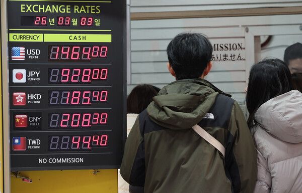 서울 중구 명동거리 한 환전소에 9일 원달러 팔때 환율 등이 표시돼 있다. 이날 국제유가가 배럴당 100달러를 넘어서며 원달러 환율은 1500원 가까이로 올랐다. [연합뉴스]