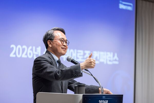 진옥동 신한금융그룹 회장이 지난 6일 2026년 쉬어로즈 컨퍼런스에서 축사를 하고 있다. [신한금융그룹]