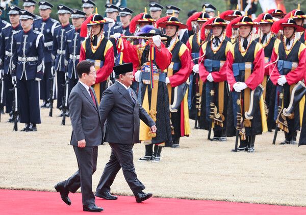 이재명 대통령과 프라보워 수비안토 인도네시아 대통령이 1일 청와대에서 열린 국빈 방한 공식 환영식에서 의장대를 사열하고 있다. [연합뉴스]