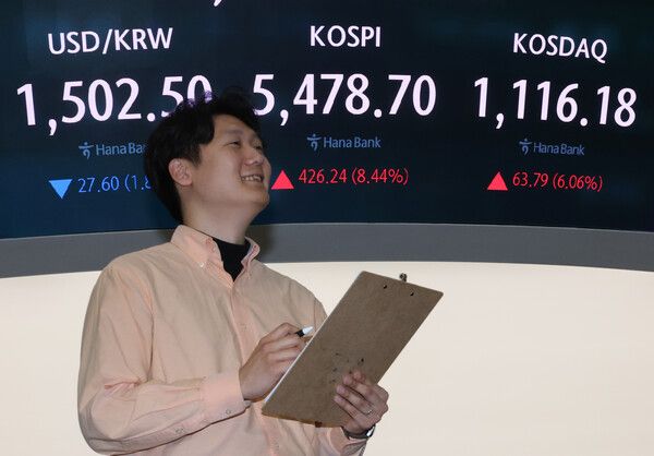 코스피가 급등한 1일 서울 중구 하나은행 딜링룸 현황판에 코스피·코스닥, 원달러 환율이 표시돼 있다. [연합뉴스]