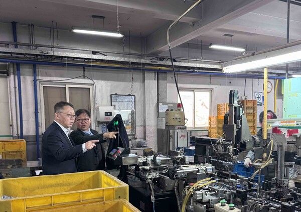 우리은행 정진완 은행장(왼쪽)이 국내 중소기업을 방문해 생산 현장에 대해 관계자로부터 설명을 듣고 있다. [우리은행]