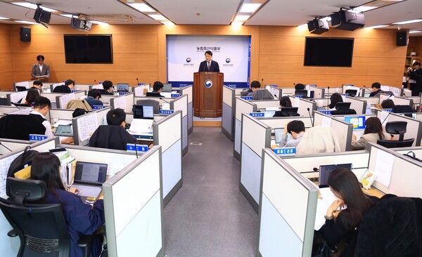 윤원습 농식품부 농업정책관이 1일 농협중앙회장 선거 개편 방안을 설명하고 있다. [농림축산식품부]