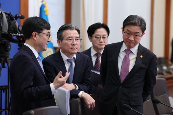 10일 (왼쪽에서부터) 임기근 기획예산처 차관, 김용범 정책실장, 이억원 금융위원장이 청와대에서 열린 국무회의에 앞서 대화하고 있다. [연합뉴스]