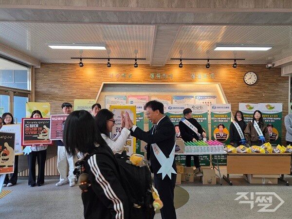 의성교육지원청이 청소년 흡연예방 및 금연실천 홍보를 하고 있다. [의성교육지원청]