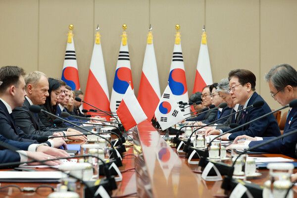 이재명 대통령과 도날트 투스크 폴란드 총리가 13일 청와대에서 확대 정상회담을 하고 있다. [연합뉴스]
