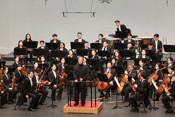 세계적인 마에스트로 정명훈(가운데)이 지난 8일 대전 서구 예술의전당에서 열린 '2026 교보 노블리에 콘서트'에서 관객들에게 인사하고 있다. [교보생명]