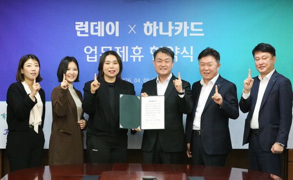(왼쪽 세번째부터) 김유라 주식회사 땀 대표, 성영수&nbsp;하나카드 대표와 임직원들이&nbsp;지난 9일 서울 중구 을지로에 위치한 하나카드 본사 15층 대회의실에서 업무협약을 체결하고 기념사진을 촬영하고 있다. [하나카드]