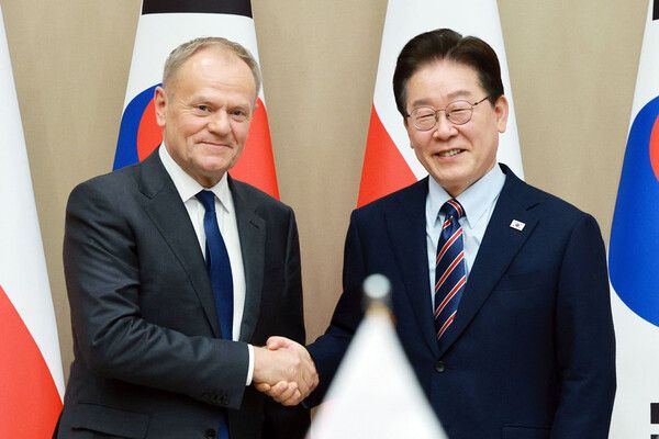이재명 대통령과 도날트 투스크 폴란드 총리가 13일 청와대에서 확대 정상회담에 앞서 악수하고 있다. [연합뉴스]