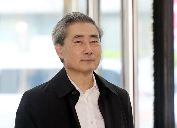 신현송 차기 한국은행 총재 후보자가 지난 8일 서울 중구 한화금융플라자에 마련된 인사청문회 준비사무실로 출근하고 있다. [연합뉴스]