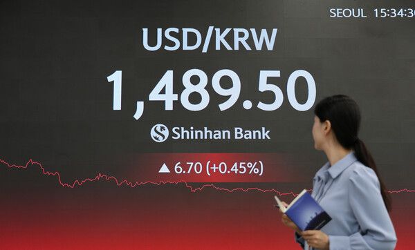 13일 서울 신한은행 본점 딜링룸 모습. [신한은행]