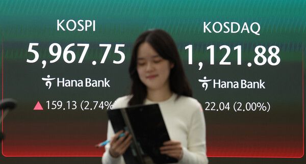 14일 서울 중구 하나은행 딜링룸 모습. [연합뉴스]