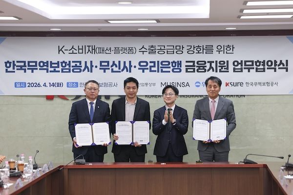 14일 서울 종로구 한국무역보험공사에서 열린 K-소비재 수출공급망 강화를 위한 한국무역보험공사ㆍ무신사ㆍ우리은행 금융지원 업무 협약식에서 정진완 우리은행 행장(왼쪽부터), 이재완 무신사 부사장, 김정관 산업통상부 장관, 장영진 한국무역보험공사 사장이 기념사진을 찍고 있다. [연합뉴스]