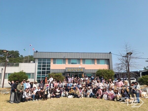 봄 여행 특별전 ‘자두꽃 필 무렵’ 행사 참가자들 기념촬영 모습. [의성군]