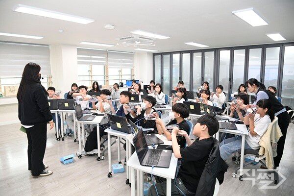 통학형 교과 연계 코딩캠프 실습 진행 모습. [달성군]