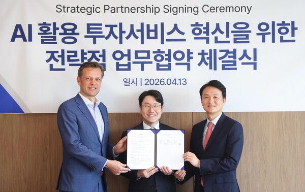 엄주성 키움증권 대표(오른쪽)와 임우형&nbsp;LG AI연구원장(가운데),&nbsp;니콜라스 팔마뉴&nbsp;LSEG&nbsp;글로벌영업대표(왼쪽)가&nbsp;13일 오후 서울 여의도 키움증권 본사에서 업무협약식을 맺고 기념사진을 촬영하고 있다. [키움증권]