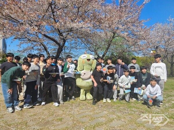 망월지 두꺼비 생태체험 프로그램 참가자들 기념촬영 모습. [대구 수성구청]