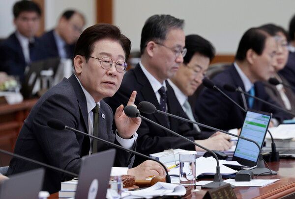 이재명 대통령이 14일 청와대에서 국무회의 겸 비상경제점검회의를 주재하고 있다. [연합뉴스]
