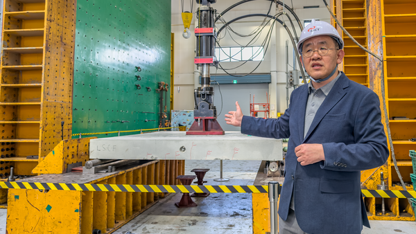 모듈러 교량 전단면 PC바닥판 구조성능 공개실험 관련하여 GS건설 담당자가 설명하고 있는 사진. [GS건설]