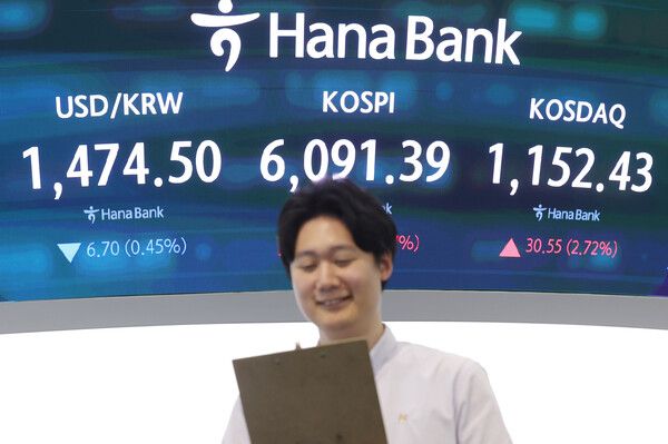 15일 서울 중구 하나은행 딜링룸 모습. [연합뉴스]