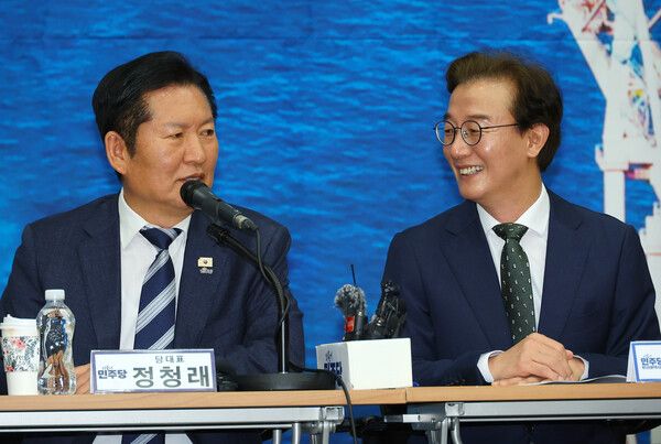 더불어민주당 정청래 대표가 15일 오전 부산 동구 부산항국제전시컨벤션센터에서 열린 부산 현장 최고위원회에서 전재수 더불어민주당 부산시장 후보에 대해 소개하고 있다. [연합뉴스]