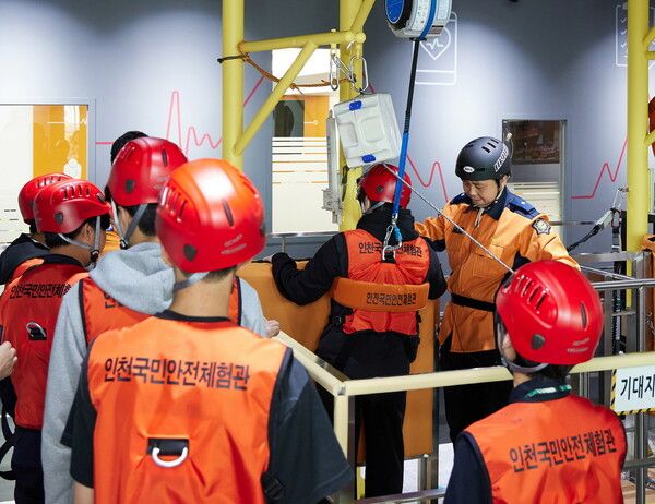 지난 14일 인천국민안전체험관에서 아동들이 KB손해보험이 진행한 생활·화재·자연재난 대응 체험 교육에 참여하며 안전 수칙을 익히고 있다. [KB손해보험]