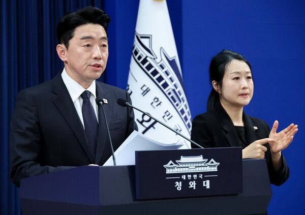 강훈식 비서실장이 15일 청와대 기자회견장에서 전략경제협력 대통령특사 활동 결과 관련 브리핑을 하고 있다. [연합뉴스]