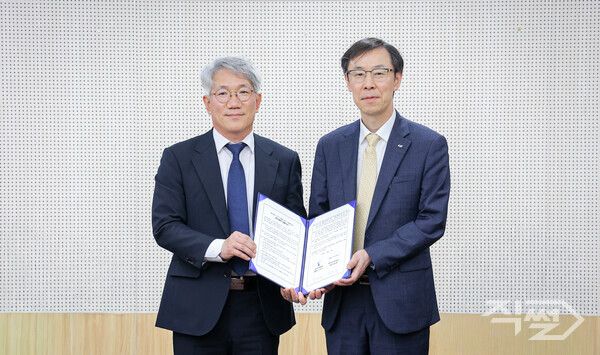 한국자산관리공사가 광주회생법원과 손잡고 서남권 회생기업과 파산법인 지원 강화에 나선다. 14일 업무협약식에서 정정훈 캠코 사장(오른쪽)과 김성주 광주회생법원장이 협약을 체결하고 기념촬영을 하고 있다. [한국자산관리공사]