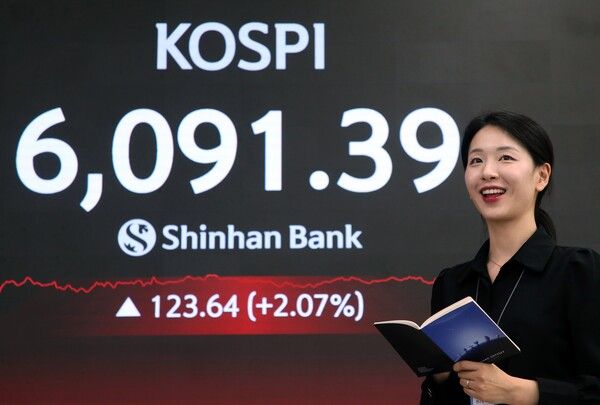 15일 서울 신한은행 본점 딜링룸 모습. [신한은행]